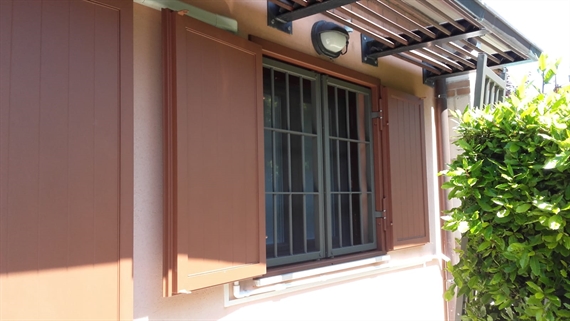 scuro con inferriata su finestra