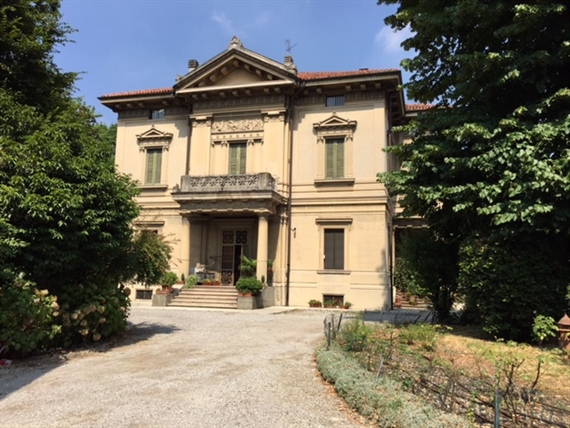 villa con persiane blindate scorrevoli